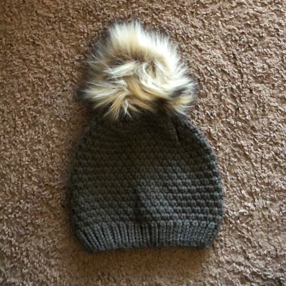 ❌ SOLD Gray knit pom hat NWOT